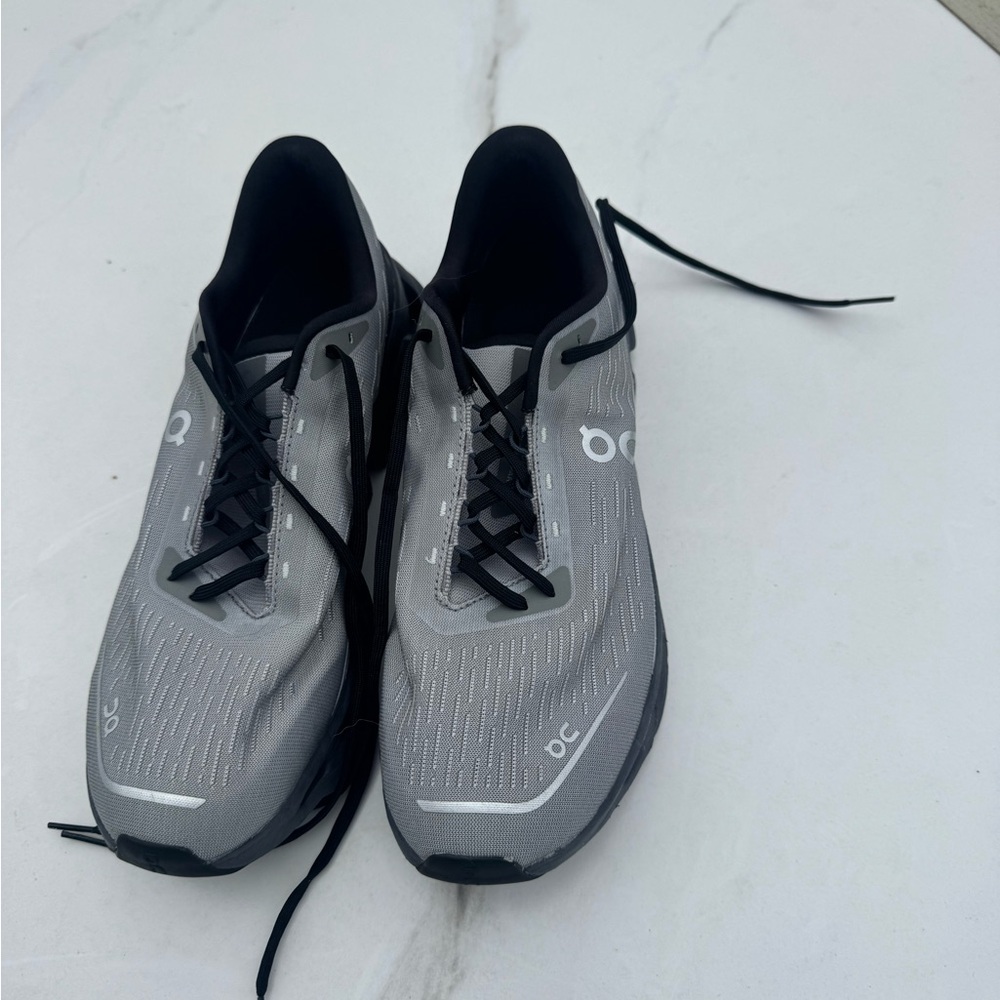 On cloud spark grey/eclipse Running Gray and Blac… - image 4